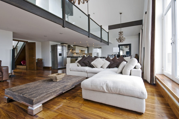 Dřevěná podlaha bude jedinečnou součástí vašeho interiéru.