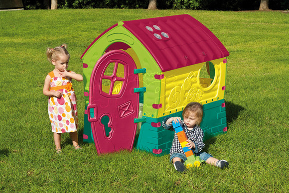 Dětským domečkem na zahradu uděláte dětem radost.