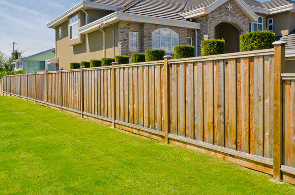 Natřete svůj dřevěný plot kvalitním nátěrem, který ho ochrání před větrem a UV zářením.