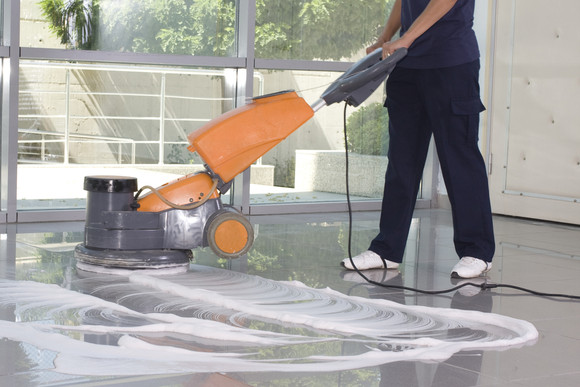 Mytí podlahy průmyslovými čističi je jednodušší.