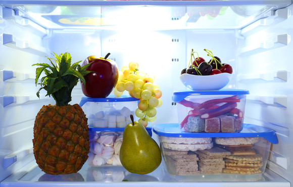 Skladování potravin v lednici.