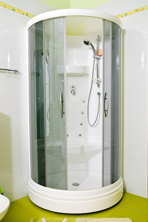 Sprchový box s hydromasážními tryskami.